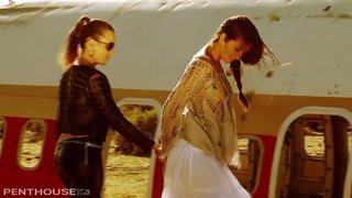 Sexy Lesbiennes étoiles Allie et Jenna 69 et fingerbang dans le Désert.