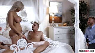 Муженек күҙәтеп, күршеләр кеүек матур ҡыҙы элла трахать