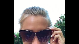 Mi fingron miaj # stre? a cunt sur publika gazono