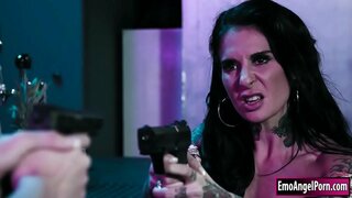 Blonde golfkrich-agent verschafft d ' béisen tiki-bar-Besëtzer.De Kerl, deen Si als Ofdeckung gebraucht, fir an der bar ass verréckt, benotzt Si an hien.Dir kënnt dat maachen, andeems een him ficken.Saugt Si him, ier Reiten Hahn