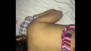 Аялы анын цветастом чулке мүмкүн эмес оторваться өз затычки үчүн ягодиц