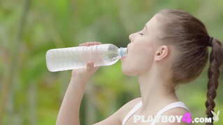 Sexy babe viser fin kropp