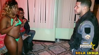 ���ொடூரமான பார்க்க எனக்கு கொடுத்து போலீஸ்காரர் அவரை முன்