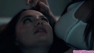 ���ារ busty ទារកប្រឈមនឹងអង្គុយស្ដ្រីជាដៃគូ