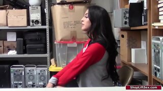 ���াতিনা shoplifts এবং একটি অনুসন্ধান কর্মকর্তা তার.তিনি তার স্ট্রিপ নিচে এবং প্রাধান্য পায় তার দখল করার জন্য তার মাই.তিনি তাকে একটি ব্লজব, এবং তারপর তিনি তার চৌকো করে কাটা