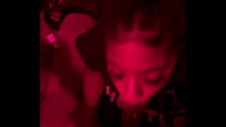 הובנה פריק מכלה את ה-BBC מאחור בחדר סטודיו