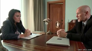 Γέροντας αφεντικό τον Μαρκ Ντέιβις είναι σκυμμένος πάνω από το γραφείο σέξι μεγάλα βυζιά μελαχρινή υπάλληλος Ashli Ames και με μεγάλο πούτσο κιλά μουνί της από πίσω στο σχοινί δουλεία