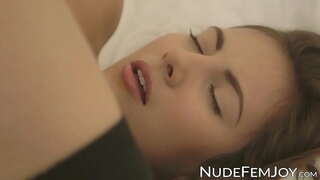 ���หญ่ titted ผมสีน้ำตาลเดี่ยวจิ๋มน้ำยา