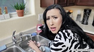 Horký máma Lily Lane chce její nevlastní synové šťávy, takže ona jezdí na něm, zatímco ona praní