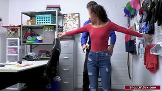 קליין טיץ לאַטינאַ איז געכאפט סטילינג און אַן אָפיציר טוט אַ קאַוואַטי זוכן און פינגער איר לאָך און טאָכעס.ער מאכט איר געבן אים אַ בדזש און פאַקס איר אַנאַל