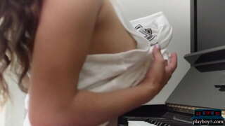 Порно звезда Ума Џоли на фотографији са насловне стране показује своје супер природно тело