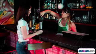Barista caife a doirteadh ar a tanaí beag brunette tits do chustaiméirí.Bíonn sí as a cuid éadaí agus seduces.Siad lick pussy shaved agus a seasca naoi ó bhéal