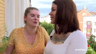 Freche Amateur-Lesben, die es im ganzen Haus machen